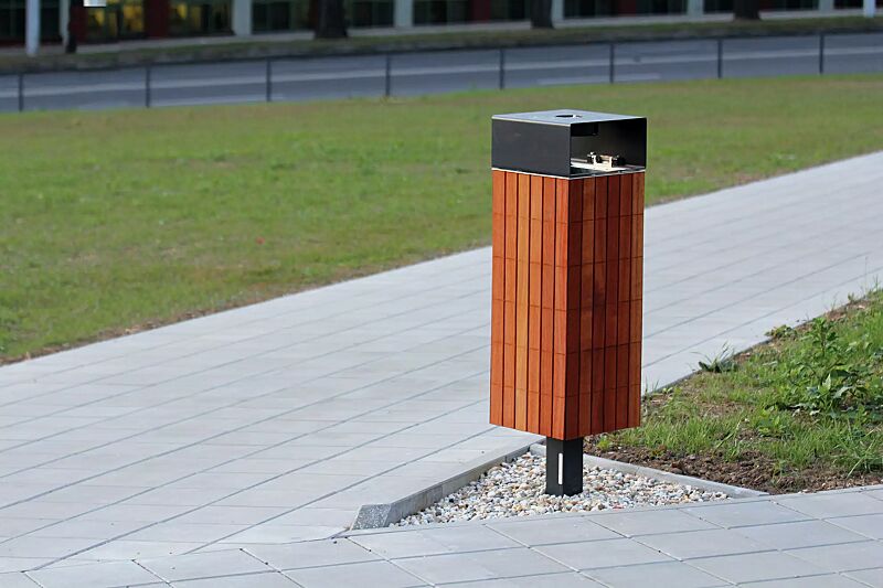 Abfallbehälter NANUK, quadratisch, mit Schutzdach und Ascher, Korpus: Jatobaholzbelattung, Stahlteile in RAL 7016 anthrazitgrau