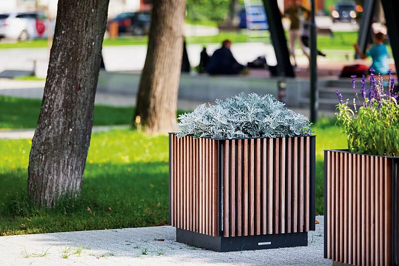 Pflanzbehälter FLORIUM, quadratisch, mit Jatobaholzbelattung, Stahlteile in RAL 7016 anthrazitgrau