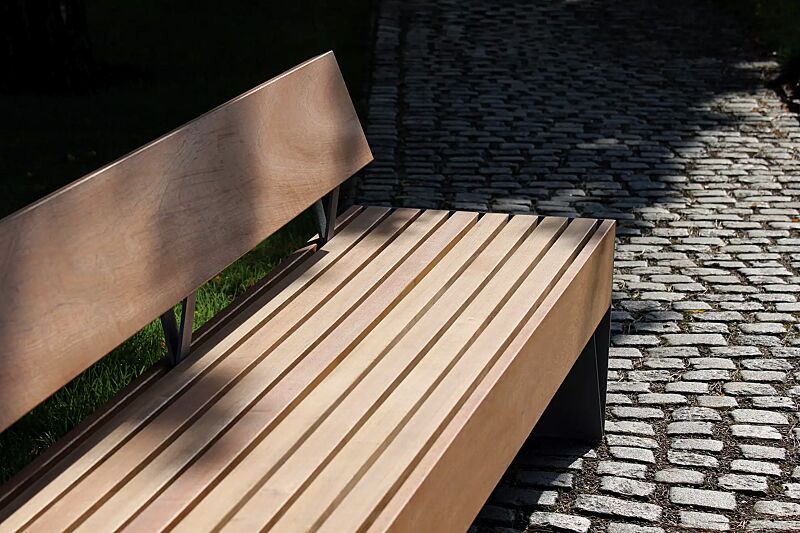 Sitzbank BLOCQ mit Rückenlehne, mit Jatobaholzbelattung, Stahlteile in RAL 9007 graualuminium