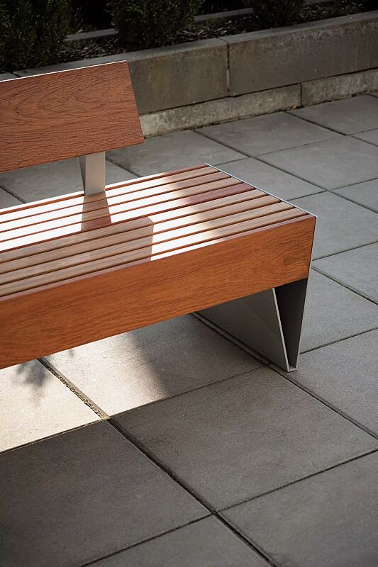 Sitzbank BLOCQ mit Rückenlehne, mit Jatobaholzbelattung, Stahlteile in RAL 9007 graualuminium