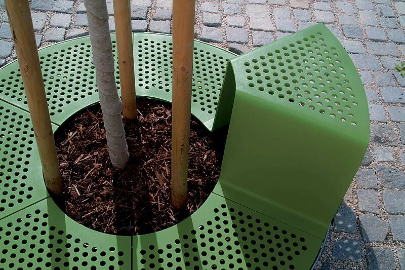 Baumschutzrost SINUS mit 1 Sitz, Sitz ohne Kunststoffnoppen, in RAL 6010 grasgrün