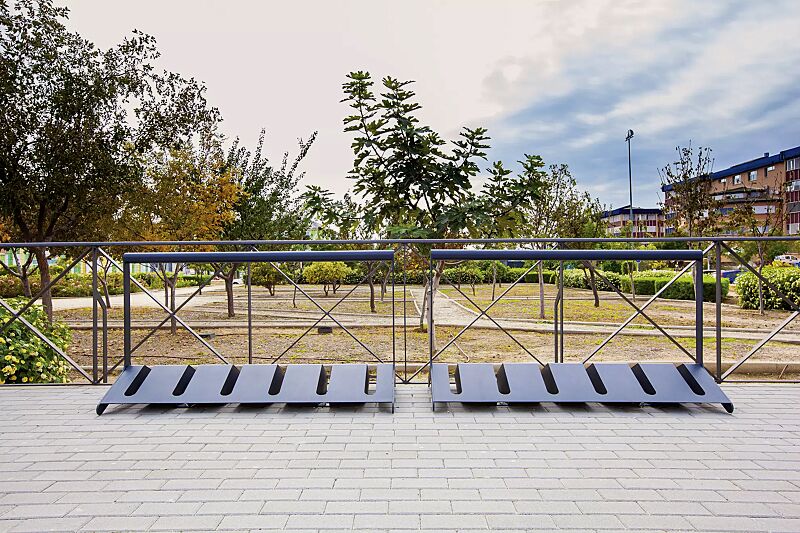 Fahrradständer VELO mit Griffstange, doppelseitig, 2 Stellplätze, in DB 703 eisenglimmer