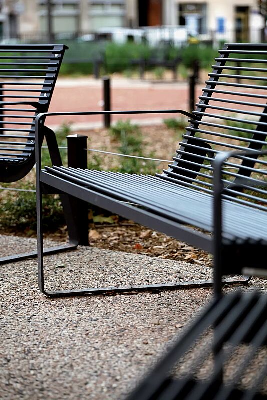 Sitzbank PREVA URBANA mit Rückenlehne und Armlehnen, in RAL 7016 anthrazitgrau