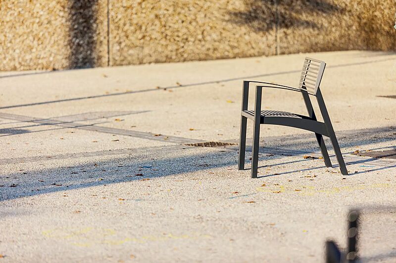 Sitz VERA mit Rückenlehne und Armlehnen, Rundstahlauflage in RAL 9007 graualuminium, Stahlteile in RAL 7016 anthrazitgrau (zweifarbig auf Anfrage)