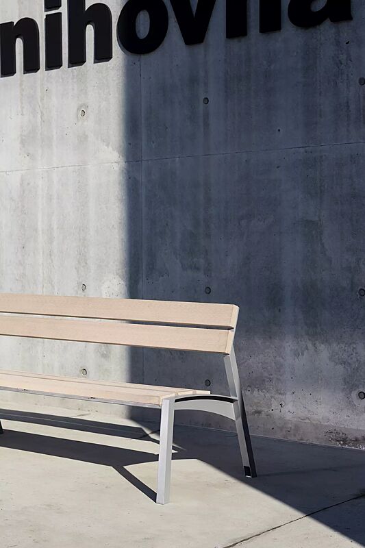 Sitzbank VERA mit Rückenlehne, mit Resysta®-Belattung, lasiert in natur, Stahlteile in RAL 9007 graualuminium