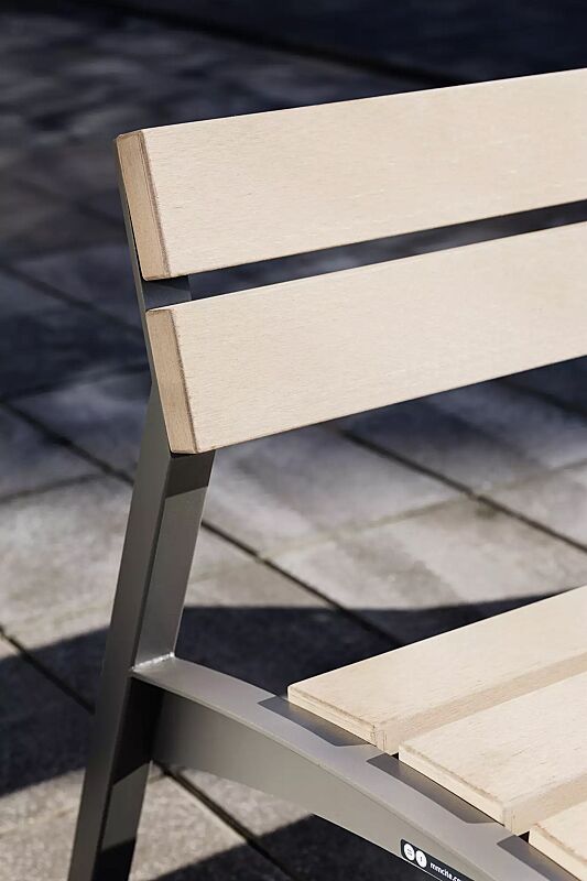 Detail: Resysta®-Belattung, lasiert in natur