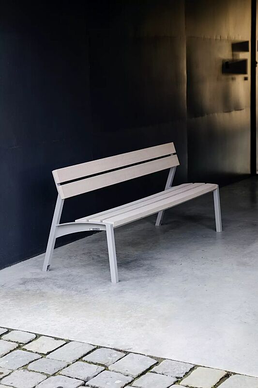 Sitzbank VERA mit Rückenlehne, mit Resysta®-Belattung, lasiert in natur, Stahlteile in RAL 9007 graualuminium