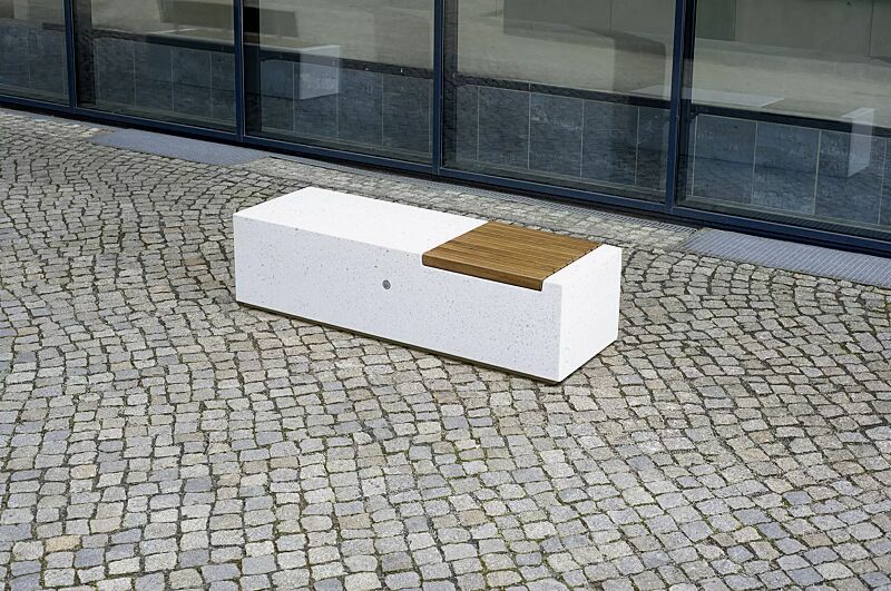 Sitzbank DEMETRA ohne Rückenlehne aus Beton, mit Okouméholzbelattung, in Granitoptik weiß