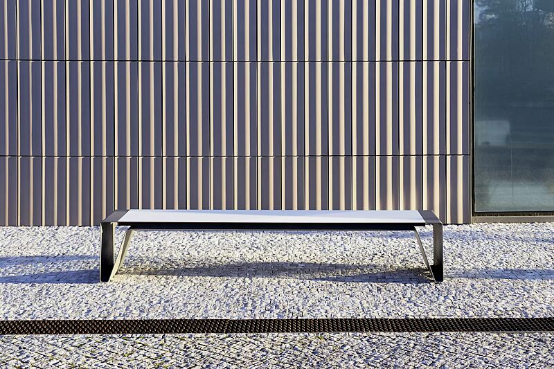 Sitzbank RADIUM ohne Rückenlehne, mit weißer HPL-Auflage, Stahlteile in RAL 9007 graualuminium