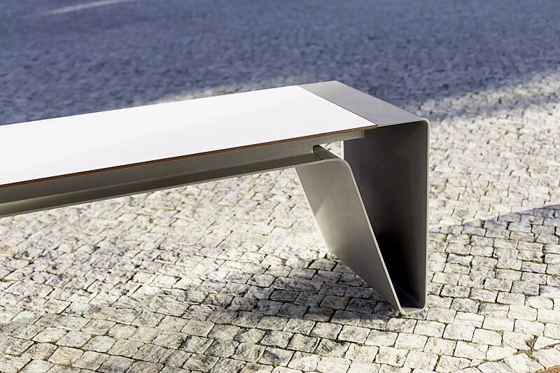 Detail: Sitzfläche, mit weißer HPL-Auflage