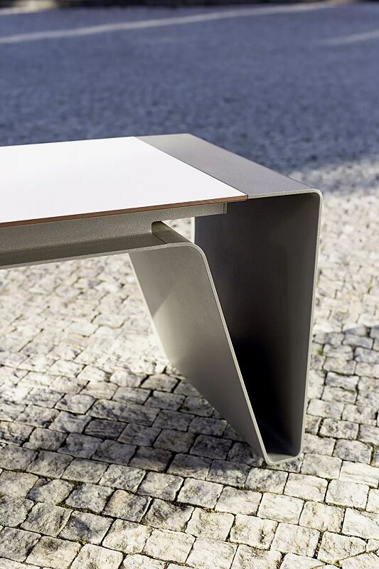 Detail: Sitzfläche, mit weißer HPL-Auflage