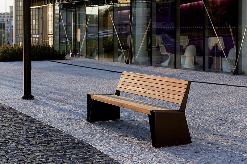 Sitzbank RADIUM mit Rückenlehne, mit Jatobaholzbelattung, Stahlteile in 9005 tiefschwarz