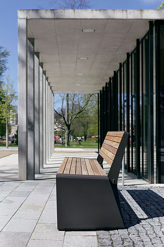 Sitzbank RADIUM mit Rückenlehne, mit Jatobaholzbelattung, Stahlteile in 9005 tiefschwarz