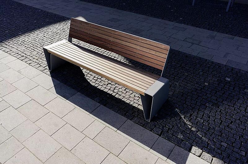 Sitzbank RADIUM mit Rückenlehne, mit Jatobaholzbelattung, Stahlteile in 9007 graualuminium