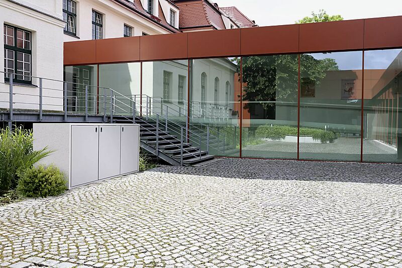 Müllbehälter-Dreifachschrank DUNDEE, Korpus Sichtbeton, Türen in weißaluminium ähnlich RAL 9006