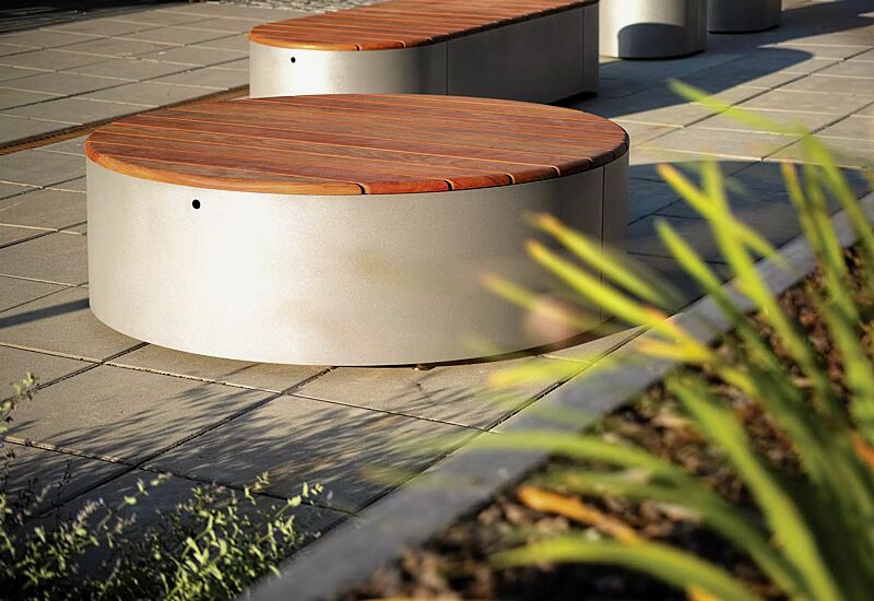 Sitzpodeste URBAN ISLANDS, rund, mit vertikaler Jatobaholzbelattung, Stahlteile in RAL 9007 graualuminium