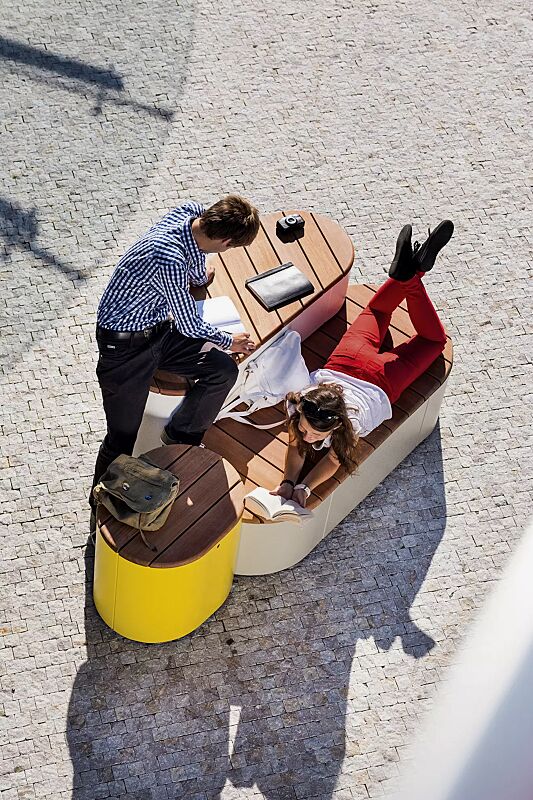 Sitzpodest URBAN ISLANDS, Kombination 1, mit Jatobaholzbelattung, Stahlteile in RAL 1012 zitronengelb, RAL 9006 weißaluminium und RAL 9007 graualuminium