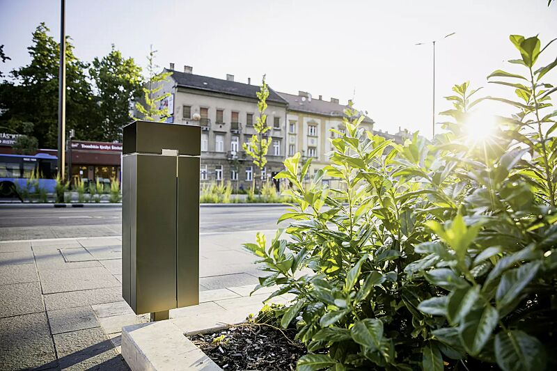 Abfallbehälter NANUK mit Schutzdach und Ascher, Korpus: Edelstahlblech, Stahlteile in RAL 9007 graualuminium