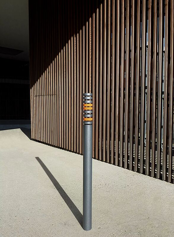 Poller COLOR ohne Schließung, in RAL 9007 graualuminium, Kopf in RAL 9007 graualuminium und RAL 2000 gelborange