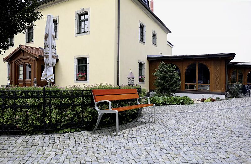 Sitzbank BASIC mit Rückenlehne und Armlehnen, mit Doukaholzbelattung, Stahlteile in RAL 9002 grauweiß