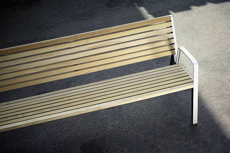 Sitzbank MIELA mit Rückenlehne und Armlehnen, mit schmaler Robinienholzbelattung