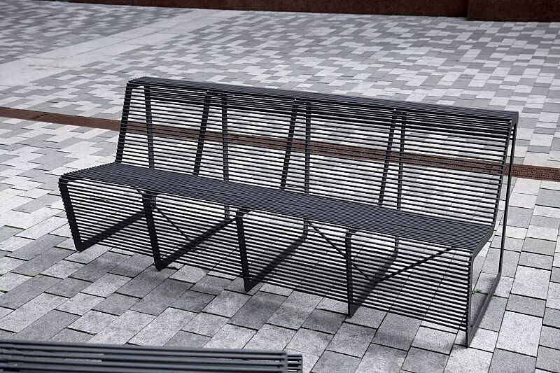 Sitzbank LIMPIDO mit Rückenlehne, in RAL 9005 tiefschwarz