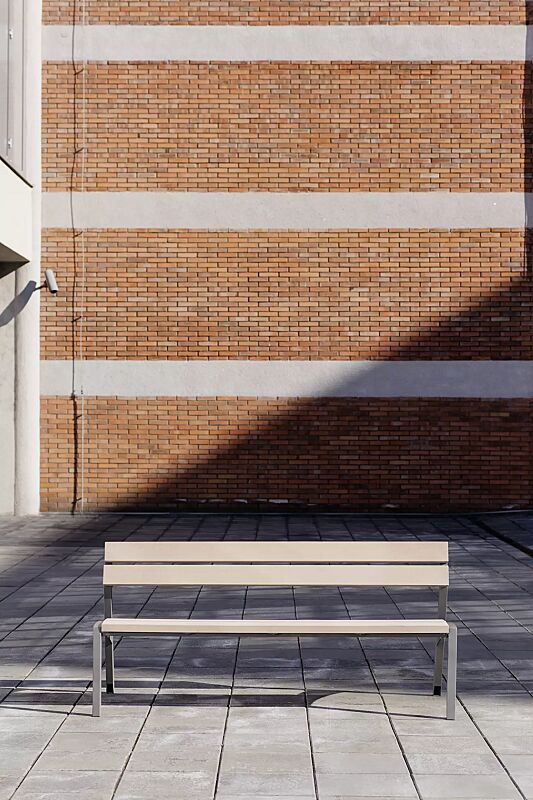 Sitzbank VERA mit Rückenlehne, mit Resysta®-Belattung, lasiert in natur, Stahlteile in RAL 9007 graualuminium