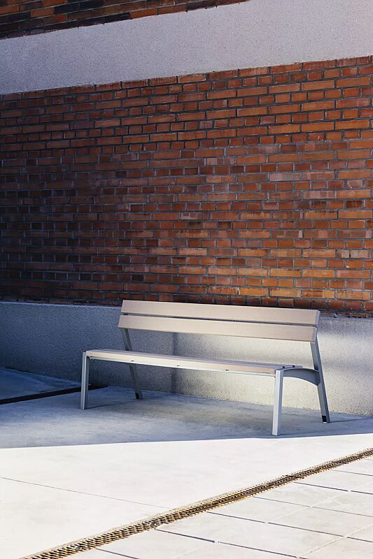 Sitzbank VERA mit Rückenlehne, mit Resysta®-Belattung, lasiert in natur, Stahlteile in RAL 9007 graualuminium