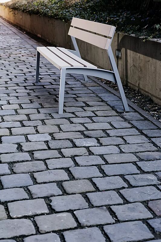 Sitzbank VERA mit Rückenlehne, mit Resysta®-Belattung, lasiert in natur, Stahlteile in RAL 9007 graualuminium