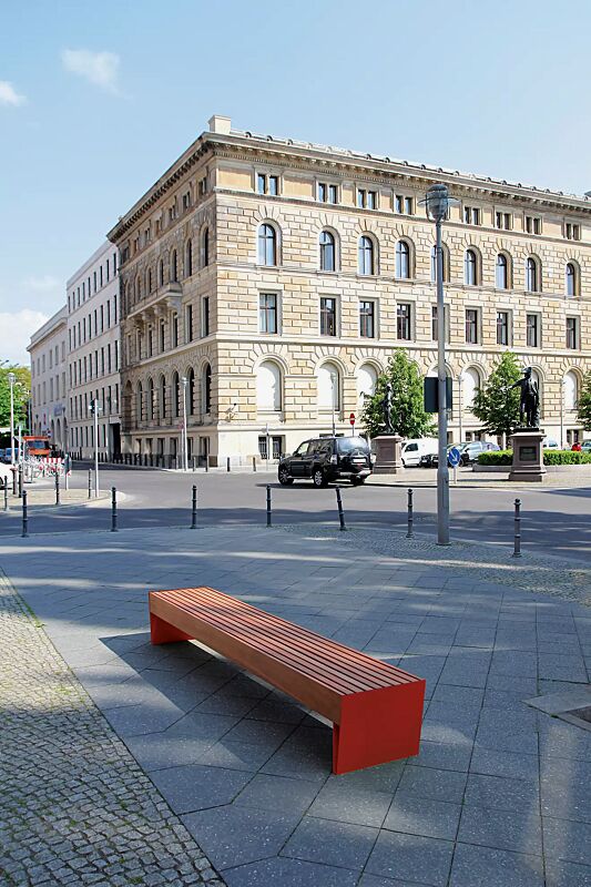 Sitzbank BLOCQ ohne Rückenlehne, mit Jatobaholzbelattung, Stahlteile in RAL 3003 rubinrot