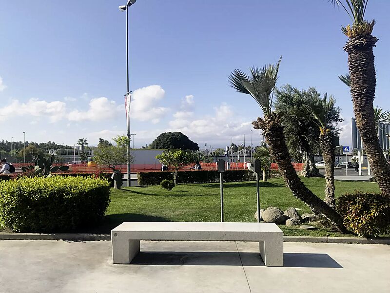 Sitzbank ERACLEA ohne Rückenlehne, aus Beton, Sitzfläche geschliffen, in Granitoptik weiß