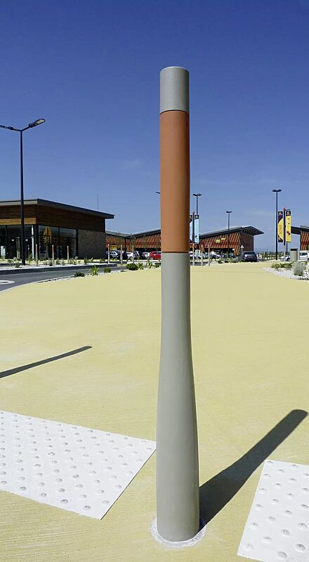 Poller ORAPOST mit terracotta-farbigem Element, in RAL 7038 achatgrau