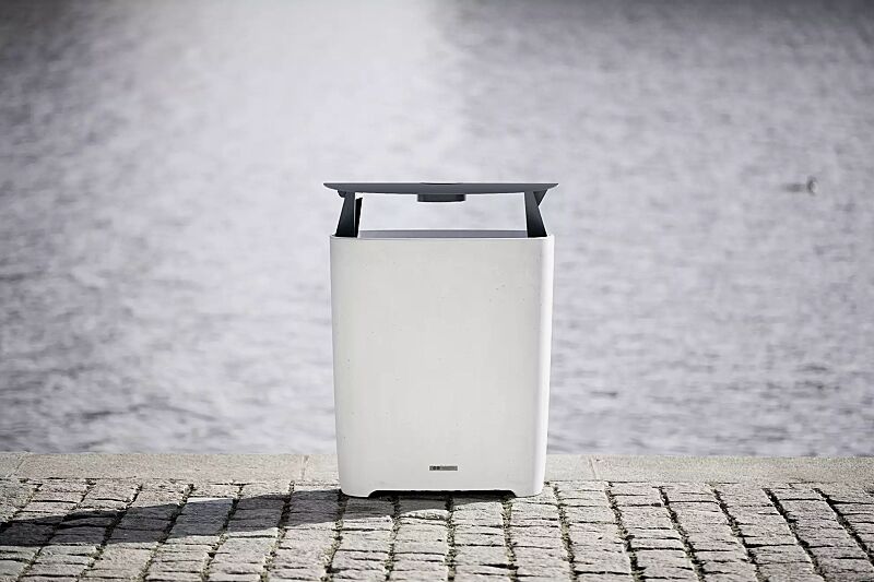 Abfallbehälter BETTER mit Schutzdach und Ascher, Behälter in hellgrau, Schutzdach in RAL 7016 anthrazitgrau