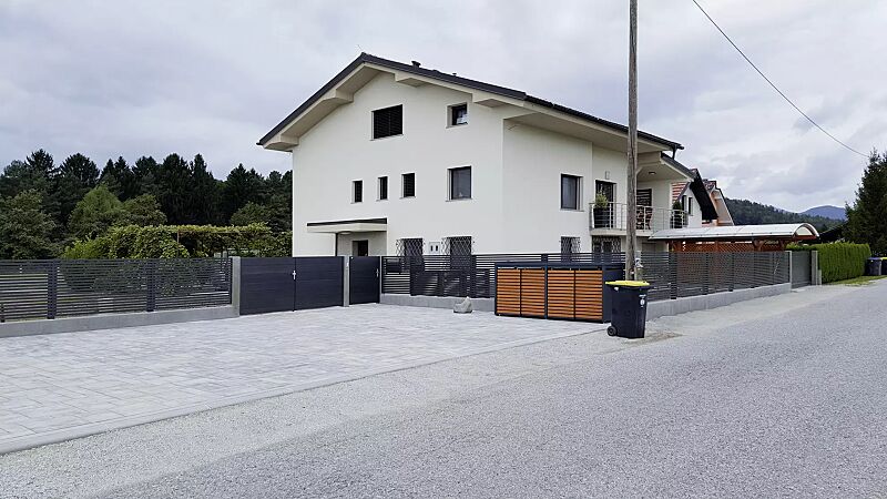 Müllbehälter-Vierfachschrank STYELOUT® LINIS mit Pflanzdach, Aluminiumkonstruktion in RAL 7016 anthrazitgrau, Schiebetüren in Holzdekor Kirschbaum hell