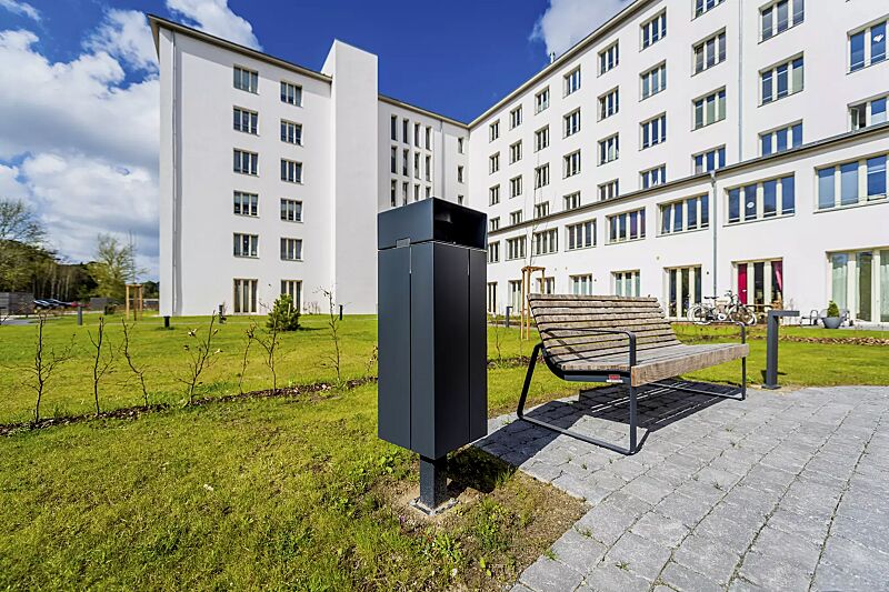 Abfallbehälter NANUK, quadratisch, mit Schutzdach und Ascher, Korpus: Stahlblech, in RAL 7016 anthrazitgrau und Sitzbank PREVA URBANA