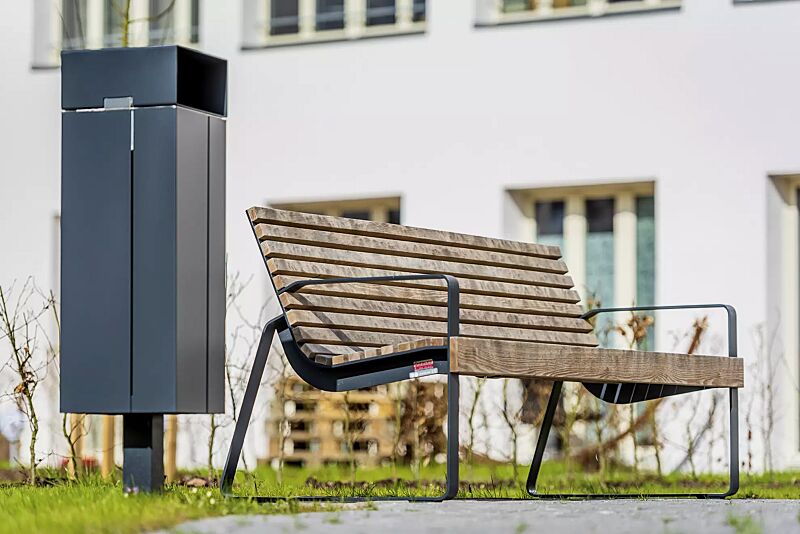 Abfallbehälter NANUK, quadratisch, mit Schutzdach und Ascher, Korpus: Stahlblech, in RAL 7016 anthrazitgrau und Sitzbank PREVA URBANA