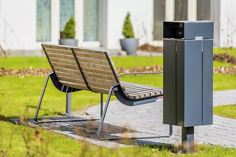 Abfallbehälter NANUK, quadratisch, mit Schutzdach und Ascher, Korpus: Stahlblech, in RAL 7016 anthrazitgrau und Sitzbank PREVA URBANA