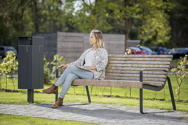 Abfallbehälter NANUK, quadratisch, mit Schutzdach und Ascher, Korpus: Stahlblech, in RAL 7016 anthrazitgrau und Sitzbank PREVA URBANA