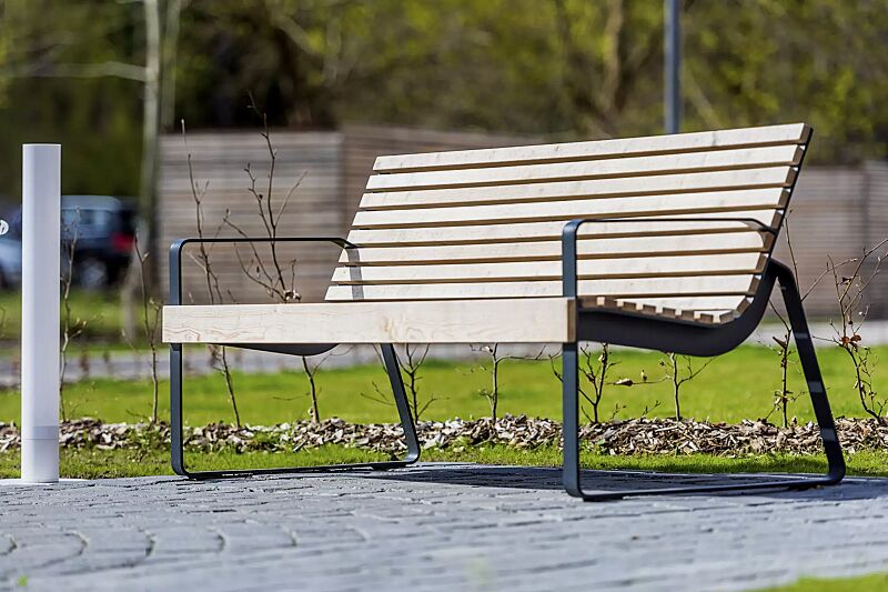 Sitzbank PREVA URBANA mit Rückenlehne und Armlehnen, mit Robinienholzbelattung, Stahlteile in RAL 7016 anthrazitgrau