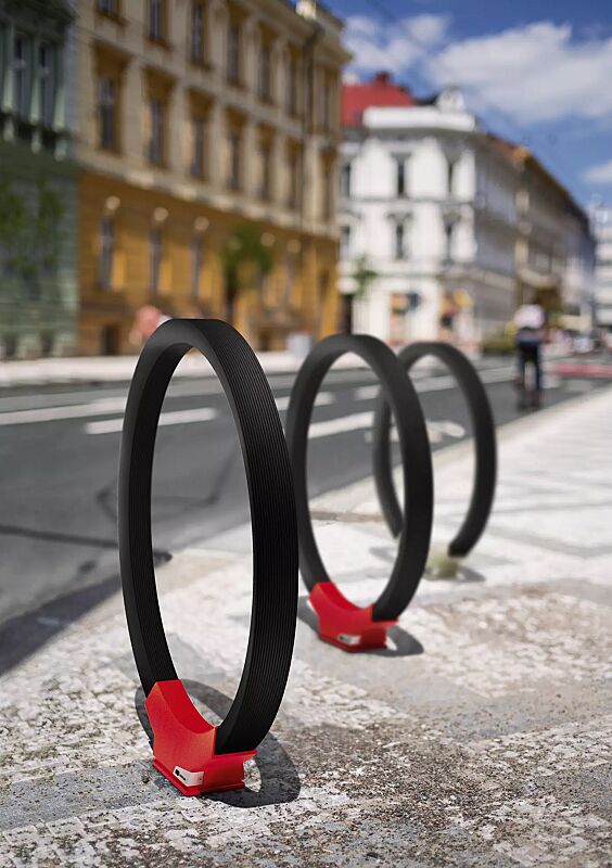 Anlehnbügel GOMEZ, Aluminiumfußabdeckung in RAL 3020 verkehrsrot