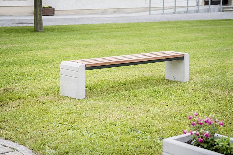 Sitzbank BRNO ohne Rückenlehne, Stahlteile in RAL 7021 schwarzgrau, Beton sandgestrahlt