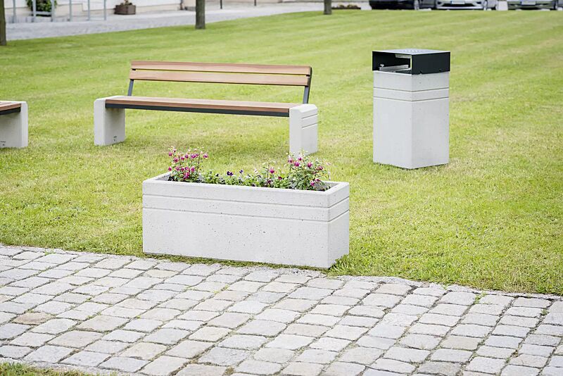 Pflanzbehälter BRNO, rechteckig sowie Sitzbank und Abfallbehälter BRNO