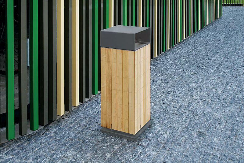 Abfallbehälter NANUK, Standbehälter mit Schutzdach, Korpus: Robinienholzbelattung, Stahlteile in RAL 9007 graualuminium
