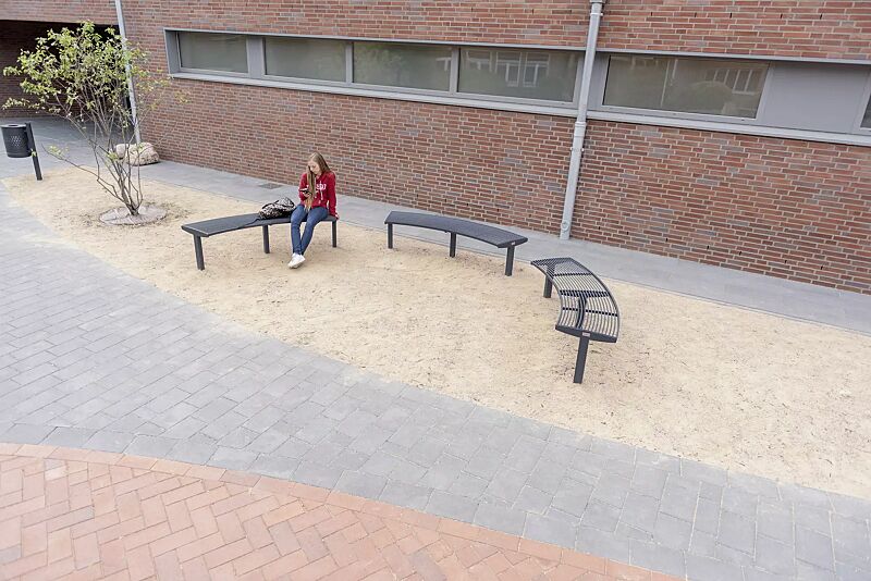 Sitzbank VERA SOLO bestehend aus Einzelelementen, gebogen 45°, modular erweiterbar, in RAL 7016 anthrazitgrau