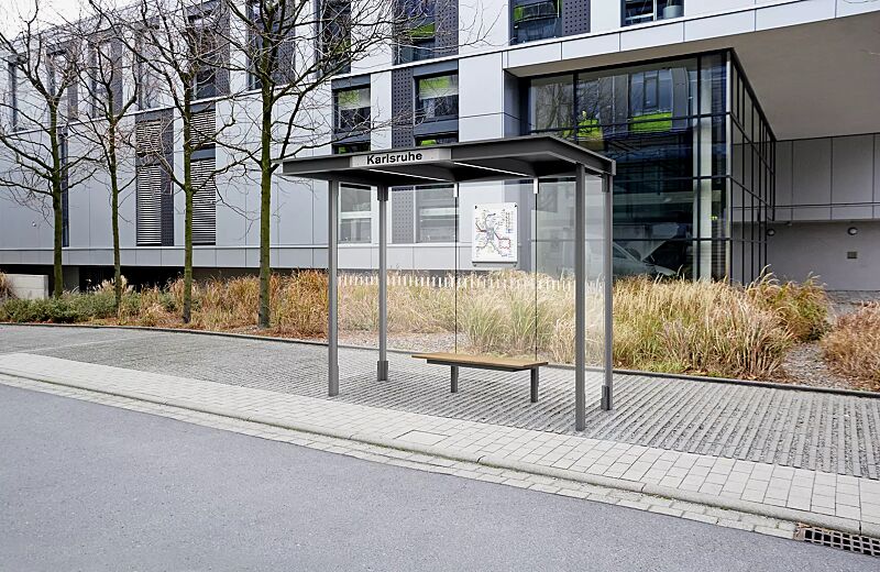 Wartehalle HOREC, Dachbreite x Dachtiefe 2955 mm x 1484 mm, mit Rück- und Seitenwänden Verbundsicherheitsglas (VSG), mit Sichtstreifen, Sitzbank mittig, Fahrplanschaukasten und LED-Beleuchtung, Stationsschild auftragsbezoge Anpassung in RAL 9016 verkeh...