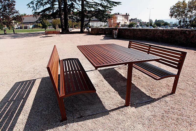 Bank-Tisch-Kombination CAMILLA, mit Hartholzbelattung, Stahlteile in RAL 8012 rotbraun