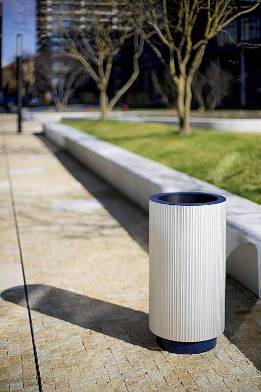Abfallbehälter QUINBIN, rund, Korpus: Aluminiumprofile in RAL 9006 weißaluminium, Stahlteile in RAL 5002 ultramarinblau