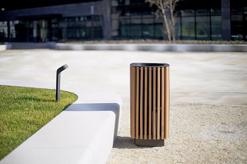 Abfallbehälter QUINBIN, quadratisch abgerundet, Korpus: Jatobaholzbelattung, Stahlteile in RAL 7016 anthrazitgrau