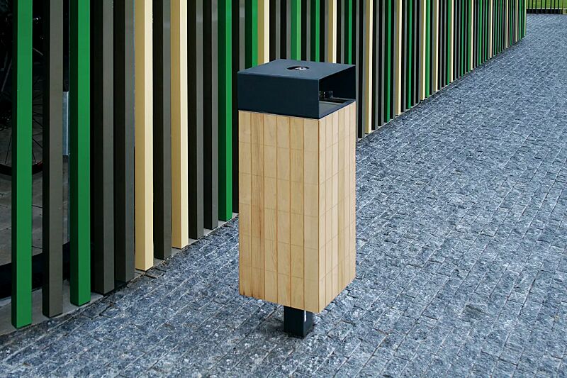 Abfallbehälter NANUK, quadratisch, mit Schutzdach und Ascher, Korpus: Robinienholzbelattung, Stahlteile in RAL 7016 anthrazitgrau