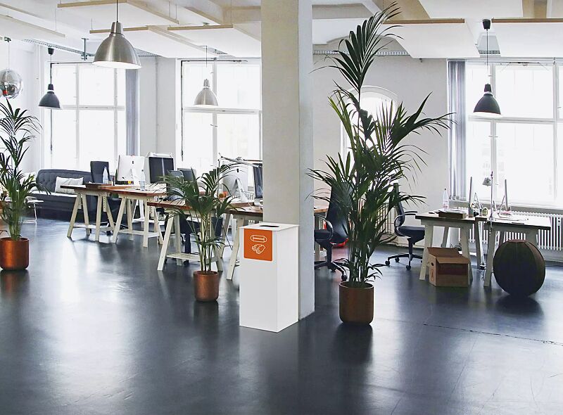 Abfallbehälter VESPUCCI mit Aufkleber in RAL 2004 reinorange